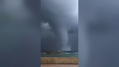 Tromba marina spectaculoasa, filmata in Corsica - FOTO Tromba marina spectaculoasa, filmata in Corsica - FOTO