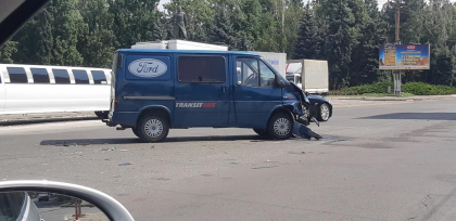 Doua masini s-au ciocnit violent pe o strada din capitala - GALERIE FOTO Doua masini s-au ciocnit violent pe o strada din capitala - GALERIE FOTO