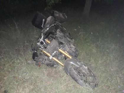 Cum s-a produs accidentul din Chirsova, unde un motociclist a murit, iar altul a ajuns la spital, dupa ce s-au ciocnit cu o masina a politiei. Oamenii legii explica: erau cinci motociclete care se deplasau cu viteza, iar soferii acestora loveau cu pumnii in automobile - GALERIE FOTO Cum s-a produs accidentul din Chirsova, unde un motociclist a murit, iar altul a ajuns la spital, dupa ce s-au ciocnit cu o masina a politiei. Oamenii legii explica: erau cinci motociclete care se deplasau cu viteza, iar soferii acestora loveau cu pumnii in automobile - GALERIE FOTO