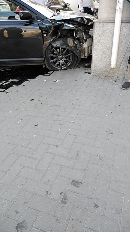 Doua automobile s-au ciocnit si au doborat un semafor pe o strada din centrul capitalei. Alte masini au format un ambuteiaj imens - FOTO 