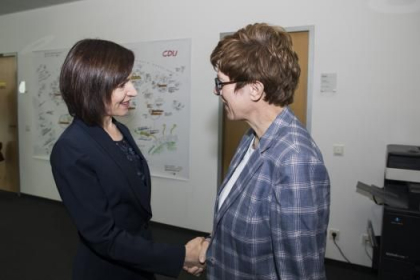 Maia Sandu s-a intalnit cu lidera UCD din Germania. Annegret Kramp-Karrenbauer a mentionat ca premierul RM este o sursa de inspiratie pentru femeile din politica europeana - FOTO Maia Sandu s-a intalnit cu lidera UCD din Germania. Annegret Kramp-Karrenbauer a mentionat ca premierul RM este o sursa de inspiratie pentru femeile din politica europeana - FOTO