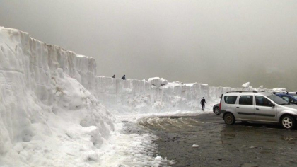 Zapada de peste 3 metri in Romania, in mijlocul verii. Turistii, in sandale - FOTO