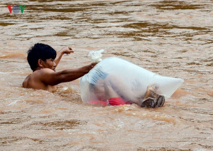 Chin zilnic pentru 50 de copii, ca sa ajunga la scoala. De ce sunt bagati in saci de plastic - FOTO Chin zilnic pentru 50 de copii, ca sa ajunga la scoala. De ce sunt bagati in saci de plastic - FOTO