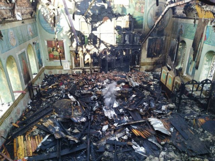 O biserica din Ocnita, cuprinsa de flacari. Icoanele, dar si alte bunuri din interior, salvate de pompieri - GALERIE FOTO