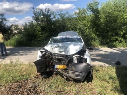 Un taximetrist a decedat, dupa ce a derapat cu automobilul de pe sosea si s-a izbit violent de un copac, in raionul Straseni Un taximetrist a decedat, dupa ce a derapat cu automobilul de pe sosea si s-a izbit violent de un copac, in raionul Straseni
