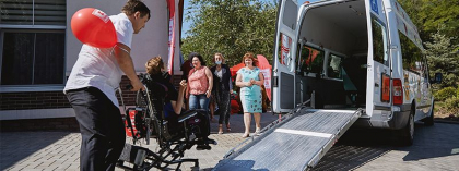 Kaufland doneaza primul microbuz adaptat pentru copiii cu nevoi speciale de la Casa Comunitara Chisinau - FOTO Kaufland doneaza primul microbuz adaptat pentru copiii cu nevoi speciale de la Casa Comunitara Chisinau - FOTO