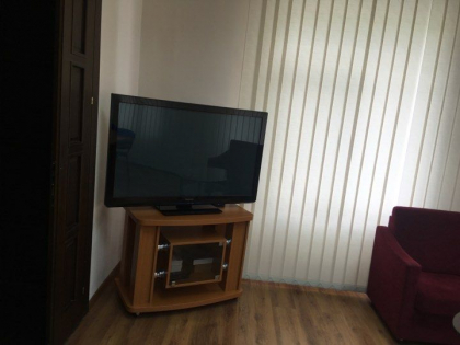 Un televizor, o sofa, o masa din sticla, un scaun din piele si cateva de culoare albastra. Cum arata biroul noului presedinte al Comisiei Electorale Centrale - GALERIE FOTO