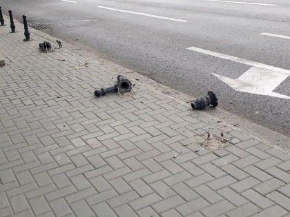 Pilonii care s-au pus pe bulevardul Stefan cel Mare, pentru ca soferii sa nu-si parcheze masinile pe trotuar - distrusi, dupa ce un conducator auto a pierdut controlul volanului si a trecut cu masina peste ei - GALERIE FOTO