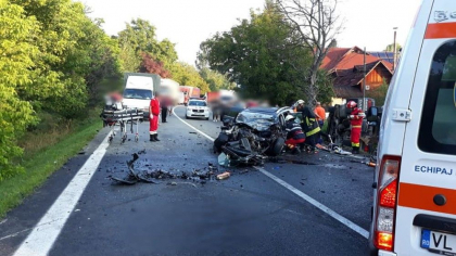 Doi moldoveni au murit, iar un copil a ajuns la spital dupa ce masina in care se aflau s-a ciocnit frontal de o autocisterna in Romania - FOTO Doi moldoveni au murit, iar un copil a ajuns la spital dupa ce masina in care se aflau s-a ciocnit frontal de o autocisterna in Romania - FOTO