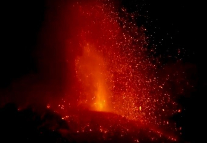 Momentul in care vulcanul Etna erupe din nou. Aeroporturi inchise din cauza norului de cenusa Momentul in care vulcanul Etna erupe din nou. Aeroporturi inchise din cauza norului de cenusa