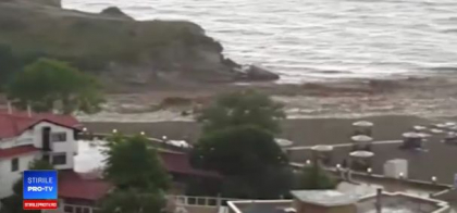 Zone turistice din Turcia, lovite de inundatii. Masini si case, acoperite de ape Zone turistice din Turcia, lovite de inundatii. Masini si case, acoperite de ape