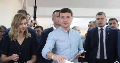 Vladimir Zelenski a venit sa voteze impreuna cu sotia: "Vreau sa vad doar fete noi la guvernare. Nu vedem coalitie cu cei care au guvernat pana acum" Vladimir Zelenski a venit sa voteze impreuna cu sotia: "Vreau sa vad doar fete noi la guvernare. Nu vedem coalitie cu cei care au guvernat pana acum"