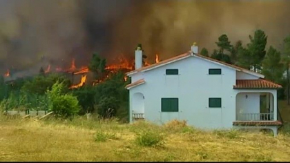 1000 de pompieri si armata se lupta cu incendiile de padure din Portugalia 1000 de pompieri si armata se lupta cu incendiile de padure din Portugalia