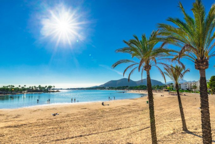 Clipe de cosmar pentru doua turiste, pe o populara plaja din Mallorca Clipe de cosmar pentru doua turiste, pe o populara plaja din Mallorca