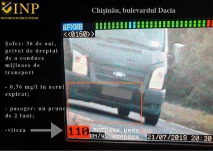 Beat crita, fara permis de conducere si cu sotia si bebelusul de numai 2 luni in automobil. Un barbat din capitala, prins in timp ce conducea cu 110 km/h pe o strada din capitala - GALERIE FOTO Beat crita, fara permis de conducere si cu sotia si bebelusul de numai 2 luni in automobil. Un barbat din capitala, prins in timp ce conducea cu 110 km/h pe o strada din capitala - GALERIE FOTO