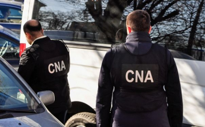 Un functionar de la Directia Educatie a sectorului Rascani si reprezentantul unui agent economic au fost retinuti de ofiterii CNA. Cei doi sunt suspectati de coruptie