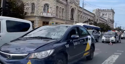 O tanara, lovita de o masina de taxi pe o trecere de pietoni in centrul capitalei O tanara, lovita de o masina de taxi pe o trecere de pietoni in centrul capitalei