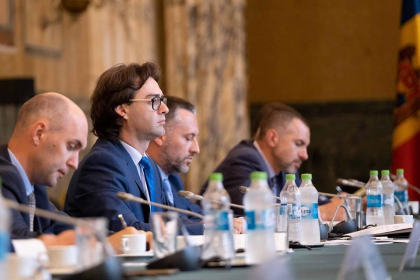 Ministrul de Externe, Nicu Popescu, dupa intalnirea Grupului de lucru interministerial dintre RM si Romania: „La gazoductul Iasi-Ungheni se lucreaza deja la sapte tronsoane simultan, iar intr-un termen foarte apropiat de timp pe santiere urmeaza sa soseasca si conductele de gaz” - FOTO