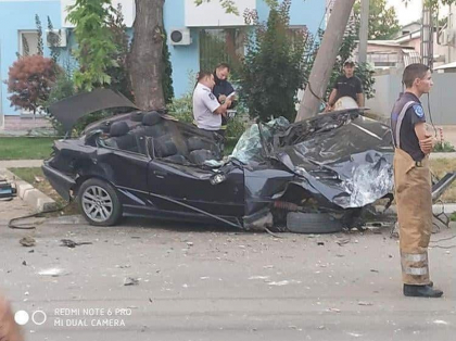 BMW-ul decapotabil in care se afla tanarul care a murit la Ungheni arata ca un bot de fiare. Imagini de la locul accidentului BMW-ul decapotabil in care se afla tanarul care a murit la Ungheni arata ca un bot de fiare. Imagini de la locul accidentului