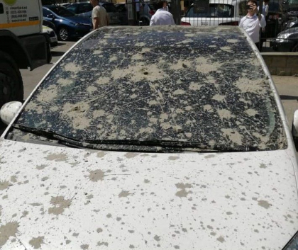 A plouat cu beton in centrul capitalei. Mai multe masini, distruse dupa ce o betoniera a trecut pe langa ele. Soferii au chemat politia si cer explicatii de la conducatorul autospecialei - GALERIE FOTO A plouat cu beton in centrul capitalei. Mai multe masini, distruse dupa ce o betoniera a trecut pe langa ele. Soferii au chemat politia si cer explicatii de la conducatorul autospecialei - GALERIE FOTO