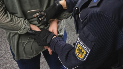 O romanca a ajuns la inchisoare, iar fetita ei - la autoritati, pentru ca a circulat de mai multe ori fara bilet cu transportul public in Frankfurt. Desi a fost prinsa de controlori, aceasta a evitat sa achite amenda care a ajuns sa fie de 1900 de euro O romanca a ajuns la inchisoare, iar fetita ei - la autoritati, pentru ca a circulat de mai multe ori fara bilet cu transportul public in Frankfurt. Desi a fost prinsa de controlori, aceasta a evitat sa achite amenda care a ajuns sa fie de 1900 de euro