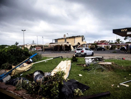 O femeie de 27 de ani a murit dupa ce o tornada i-a luat masina pe sus si a aruncat-o cat colo. Tragedia a avut loc langa aeroportul Fiumicino din Roma O femeie de 27 de ani a murit dupa ce o tornada i-a luat masina pe sus si a aruncat-o cat colo. Tragedia a avut loc langa aeroportul Fiumicino din Roma