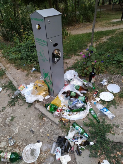Pubele speciale pentru excrementele animalelor, pentru care Primaria a scos aproape doua sute de mii de lei din buget si care au fost instalate in mai multe parcuri din capitala, sunt folosite in alte scopuri. Trecatorii lasa in ele si in jurul lor tot felul de pungi, sticle si alte resturi - FOTO Pubele speciale pentru excrementele animalelor, pentru care Primaria a scos aproape doua sute de mii de lei din buget si care au fost instalate in mai multe parcuri din capitala, sunt folosite in alte scopuri. Trecatorii lasa in ele si in jurul lor tot felul de pungi, sticle si alte resturi - FOTO