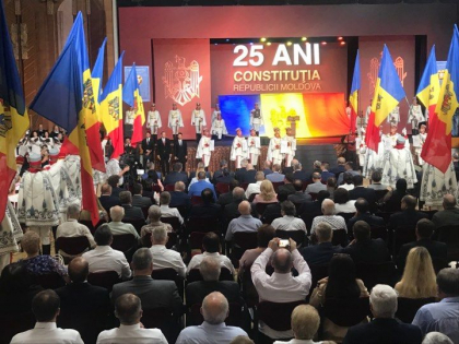 Socialistii, democratii si cei din blocul ACUM, prezenti la ceremonia consacrata aniversarii a 25-a a adoptarii Constitutiei Republicii Moldova, alaturi de Igor Dodon - FOTO