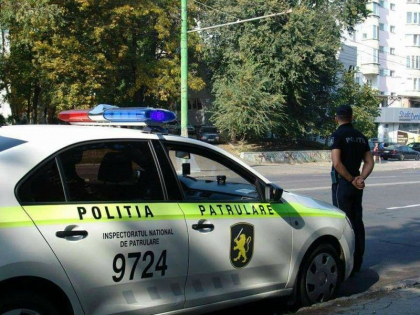 Doua persoane au decedat, iar alte 23 s-au ales cu traumatisme in urma celor 21 de accidente produse in acest weekend. Oamenii legii spun ca cele mai multe s-au intamplat din cauza soferilor care au urcat beti la volan, dar si nerespectarii vitezei - FOTO