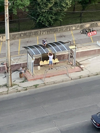 Gest de toata lauda: Doi tineri, repara si vopsesc o statie din capitala - GALERIE FOTO