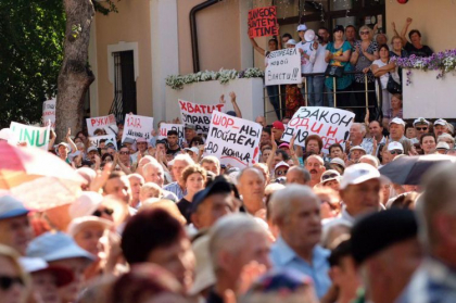Miting in sustinerea lui Ilan Sor: „Il iubim ca pe copii nostri”/ Ilan Sor, live in fata sustinatorilor sai - VIDEO