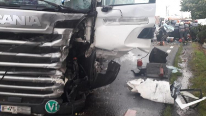 Detalii despre accidentul din Romania, in care 2 moldoveni au murit dupa ce microbuzul in care se aflau s-a ciocnit violent cu un TIR Detalii despre accidentul din Romania, in care 2 moldoveni au murit dupa ce microbuzul in care se aflau s-a ciocnit violent cu un TIR