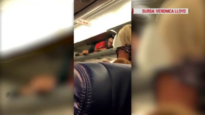 Imagini bizare filmate in avion: o stewardesa si-a facut meseria din spatiu pentru bagaje