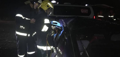 Trei barbati au ajuns in stare grava la spital, in urma a doua accidente produse noatea trecuta. Salvatorii au intervenit pentru ai scoate dintre fiarele automobilelor Trei barbati au ajuns in stare grava la spital, in urma a doua accidente produse noatea trecuta. Salvatorii au intervenit pentru ai scoate dintre fiarele automobilelor