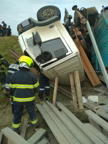 Un barbat a ramas prins intre fiarele camionului sau plin cu materiale de constructie, dupa ce a derapat si sa rasturnat pe un drum din Cantemir. Salvatorii au intreprins lucrari de descarcerare - FOTO Un barbat a ramas prins intre fiarele camionului sau plin cu materiale de constructie, dupa ce a derapat si sa rasturnat pe un drum din Cantemir. Salvatorii au intreprins lucrari de descarcerare - FOTO