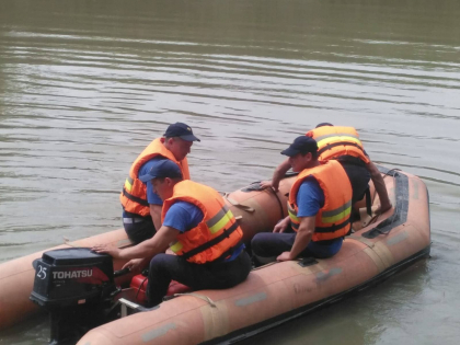 Corpul neinsufletit al copilei de 13 ani care s-a inecat in Prut, gasit de salvatori dupa doua zile de cautari - FOTO Corpul neinsufletit al copilei de 13 ani care s-a inecat in Prut, gasit de salvatori dupa doua zile de cautari - FOTO
