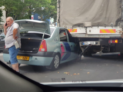 O masina de taxi, facuta zob dupa ce a intrat intr-un camion pe o strada din Chisinau. Ce spune politia - FOTO O masina de taxi, facuta zob dupa ce a intrat intr-un camion pe o strada din Chisinau. Ce spune politia - FOTO