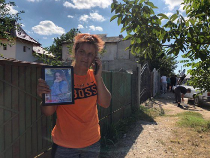 Scene impresionate la Casa Groazei: Familia Luizei a vrut sa intre in curte / Rudele fetei DIICOT sa fie informati: "Nu am fost chemati la identificarea bunurilor"