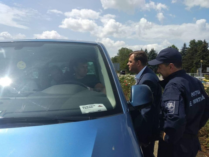 Andrei Nastase, la vama Leuseni: "Vor munci intru binele cetateanului si nu impotriva lui. Altfel, vor cadea capete" - GALERIE FOTO Andrei Nastase, la vama Leuseni: "Vor munci intru binele cetateanului si nu impotriva lui. Altfel, vor cadea capete" - GALERIE FOTO