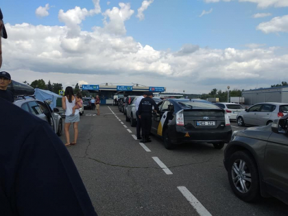 Cozi imense la vama Palanca: Peste 30 de masini stau blocate - FOTO