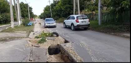 O strada, distrusa cu gropi de aproape 2 metri. Locuitorii din oraselul Codru se plang ca "Apa Canal" efectueaza lucrari de schimbare a apeductului - GALERIE FOTO O strada, distrusa cu gropi de aproape 2 metri. Locuitorii din oraselul Codru se plang ca "Apa Canal" efectueaza lucrari de schimbare a apeductului - GALERIE FOTO