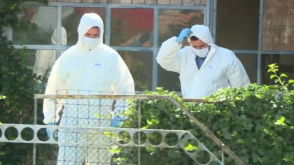 Cercetarile continua pe proprietatea lui Dinca. Surse: Un aparat foto si fire de par, preluate Cercetarile continua pe proprietatea lui Dinca. Surse: Un aparat foto si fire de par, preluate