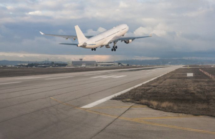 Cum a reusit pilotul unui avion de linie sa evite la limita un bombardament