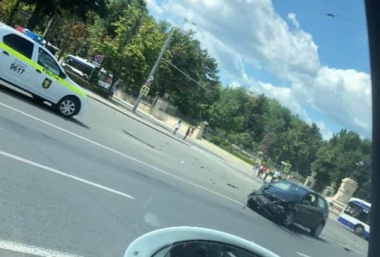 Accident in centrul capitalei. Un Mercedes si un Volkswagen s-au ciocnit violent. O minora, transportata la spital 
