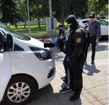 O tanara, santajata de un barbat ca i se vor publica imagini intime pe internet. Faptasul, retinut in flagrant. Cati bani i-a cerut victimei - FOTO/VIDEO