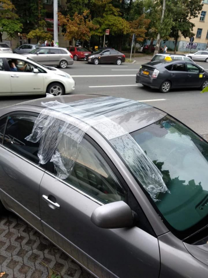 Ce a facut un trecator cand a vazut trapa deschisa a unei masini parcate pe o strada din capitala in momentul cand a inceput sa ploua. Gestul a starnit numai laude din partea internautilor - FOTO Ce a facut un trecator cand a vazut trapa deschisa a unei masini parcate pe o strada din capitala in momentul cand a inceput sa ploua. Gestul a starnit numai laude din partea internautilor - FOTO