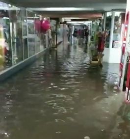 Momentul in care un barbat intra intr-o trecere subterana inundata, in centrul capitalei - VIDEO Momentul in care un barbat intra intr-o trecere subterana inundata, in centrul capitalei - VIDEO
