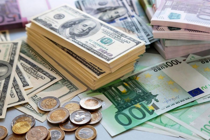 Raportul leului fata de principalele valute de referinta. Cat costa astazi un euro si un dolar. Curs valutar 10 august - FOTO