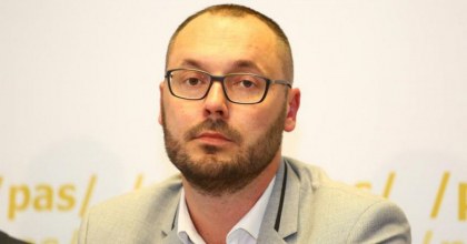 Sergiu Litvinenco: „Pentru ce are nevoie Leanca de atatia bani cash intr-o tara europeana? O fi vrut sa-si cumpere vreo locuinta si sa se mute cu traiul in Romania? Oare de teama ca cineva ii va deschide vreun dosar si, avand cetatenie romana (probabil), spera ca statul roman nu-l va extrada?” - FOTO Sergiu Litvinenco: „Pentru ce are nevoie Leanca de atatia bani cash intr-o tara europeana? O fi vrut sa-si cumpere vreo locuinta si sa se mute cu traiul in Romania? Oare de teama ca cineva ii va deschide vreun dosar si, avand cetatenie romana (probabil), spera ca statul roman nu-l va extrada?” - FOTO