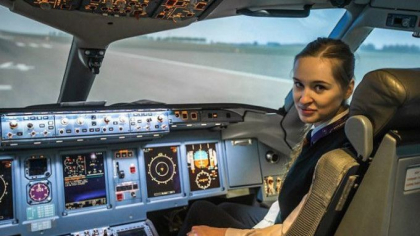 Singura femeie pilot pe curse comerciale din Rusia, oprita de politie la primul ei zbor Singura femeie pilot pe curse comerciale din Rusia, oprita de politie la primul ei zbor